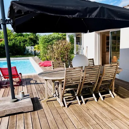 度假居 With Pool, Close To The