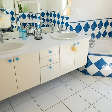 With Pool, Close To The بيت للعطل *